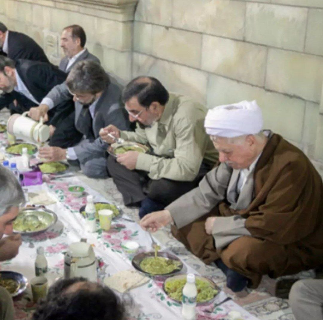 عکس قدیمی از آیت الله هاشمی و محسن رضایی درحال خوردن آش افطاری