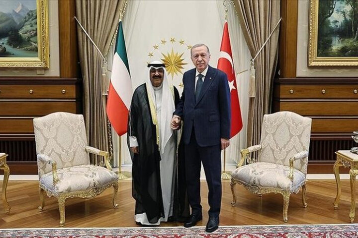 ببینید | استقبال فوق ویژه اردوغان از امیر کویت در ترکیه؛ دست در دست!