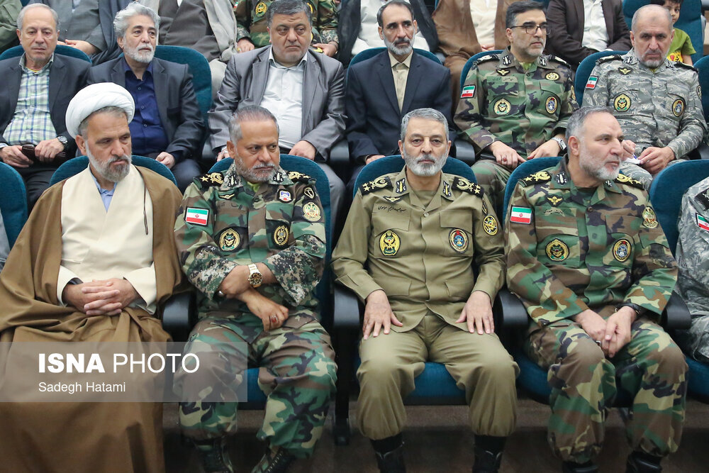 تصاویری از اعطای نشان فداکاری اهدایی رهبر انقلاب به خانواده شهدا