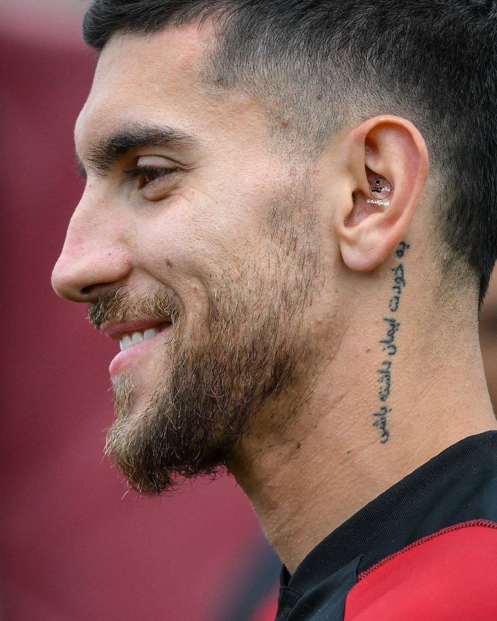 عکس | تتوی فارسی روی گردن لورنتزو پلگرینی