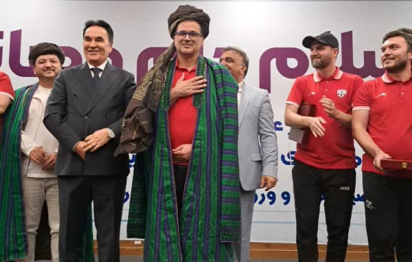 سرمربی تیم ملی، لباس محلی افغان‌ها را به تن کرد!
