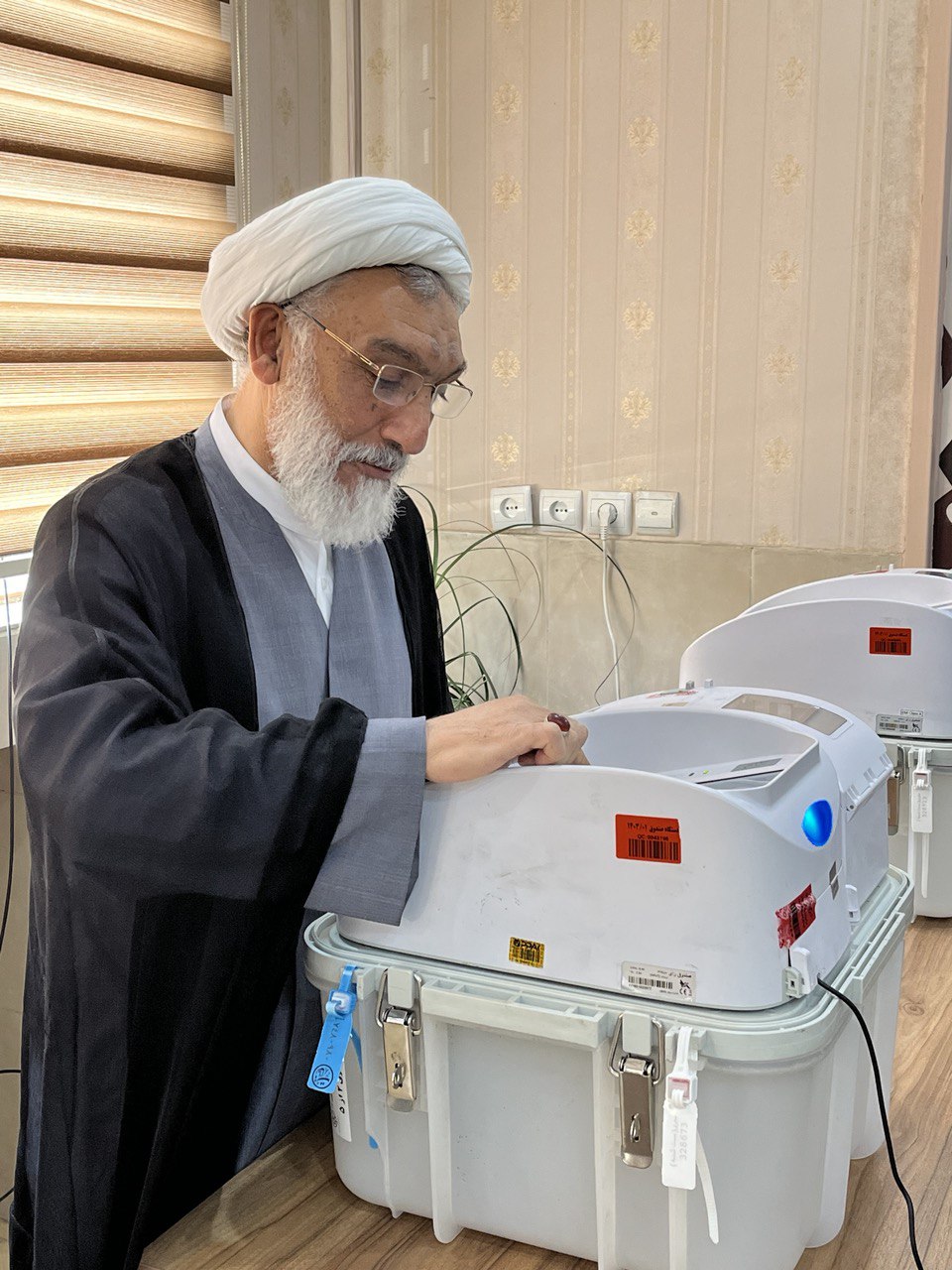 پورمحمدی پای صندوق رأی رفت /شعب پس از بسته شدن درها موظف به اخذ رای تا آخرین نفر هستند