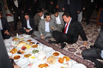 احمدی نژاد و هوگو چاوز سر سفره زرشک پلو با مرغ