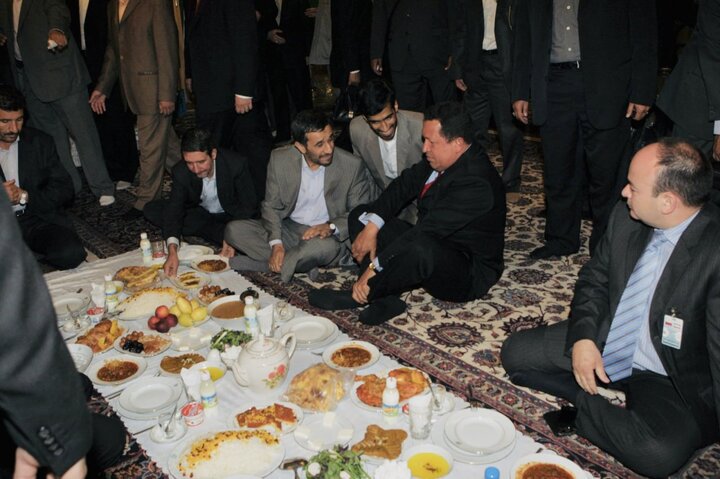 احمدی نژاد و هوگو چاوز سر سفره زرشک پلو با مرغ