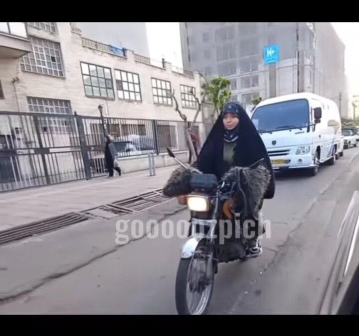 موتورسواری خانم محجبه با چادر در خیابان