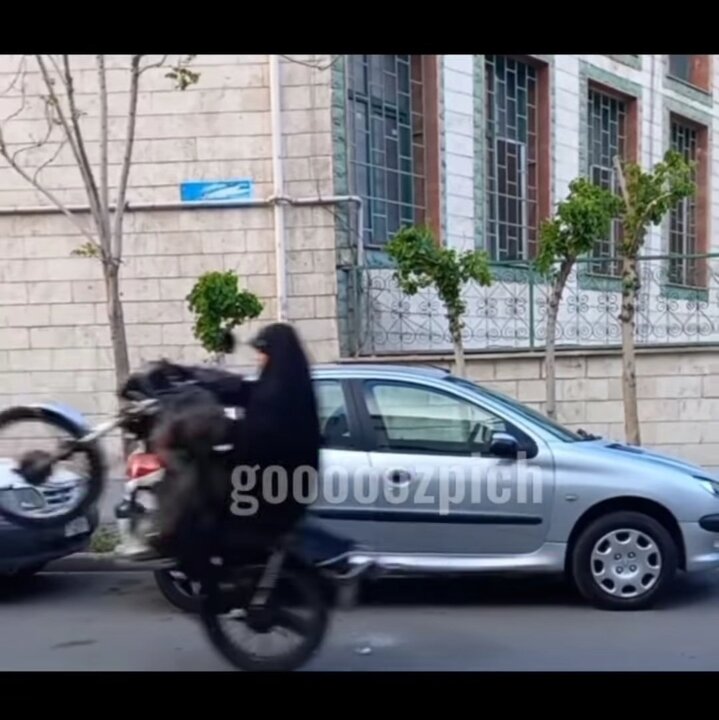 موتورسواری خانم محجبه با چادر در خیابان