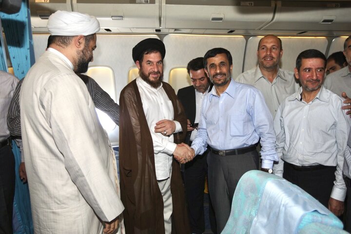 عکس‌های خبرساز از چهره جدی احمدی‌نژاد در کنار چهره خندان رسایی داخل هواپیما در سفر به آمریکا