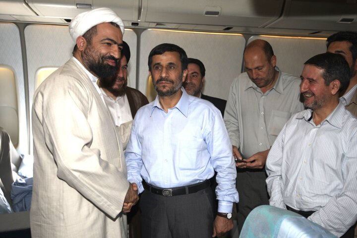 عکس‌های خبرساز از چهره جدی احمدی‌نژاد در کنار چهره خندان رسایی داخل هواپیما در سفر به آمریکا