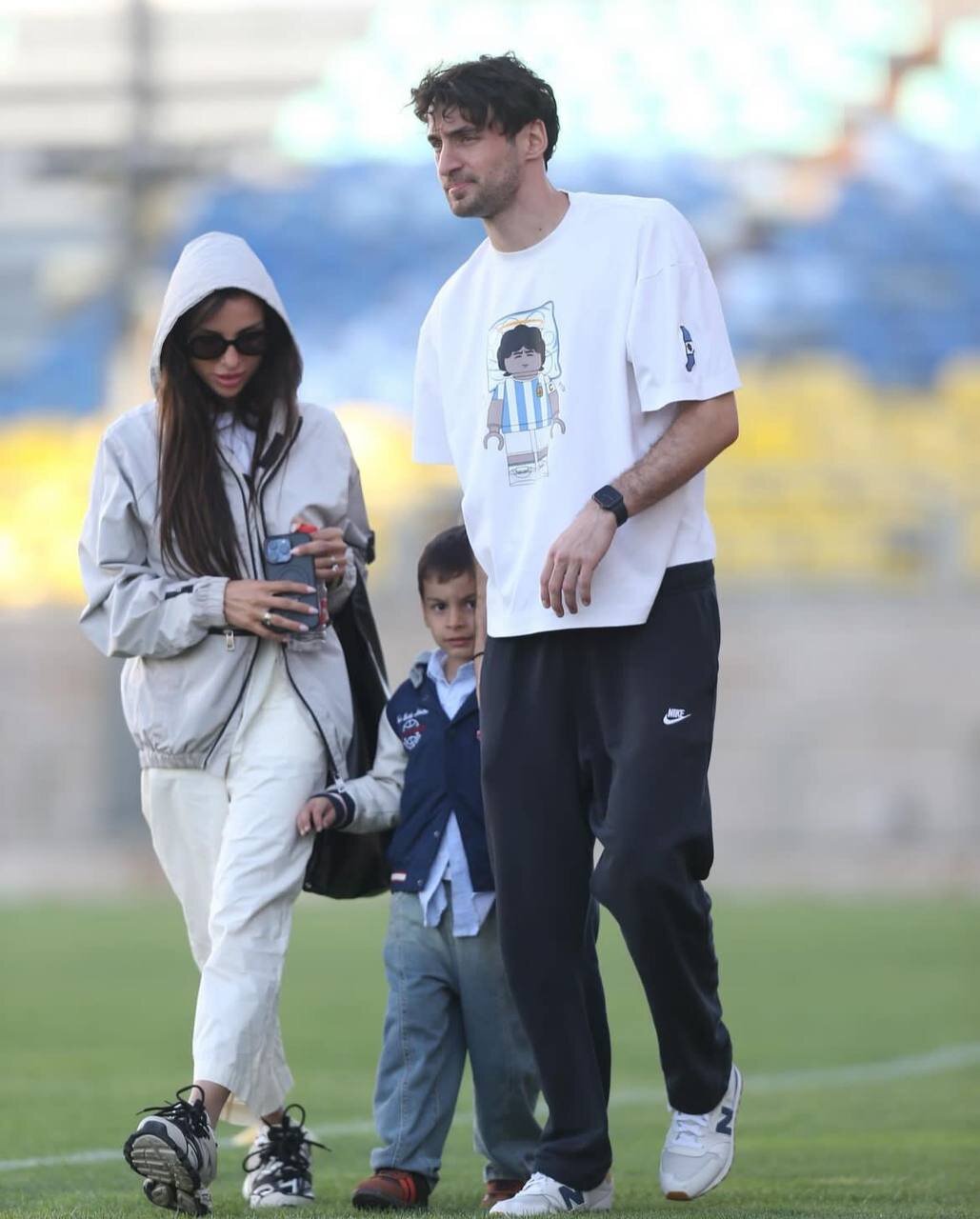 عکس| همسر و فررزند ستاره پرسپولیس در تمرین سرخها