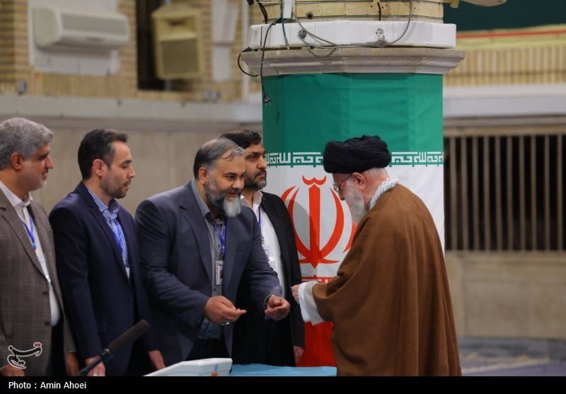 تصاویری از رهبر انقلاب پای صندوق رأی الکترونیکی حوزه انتخابیه تهران