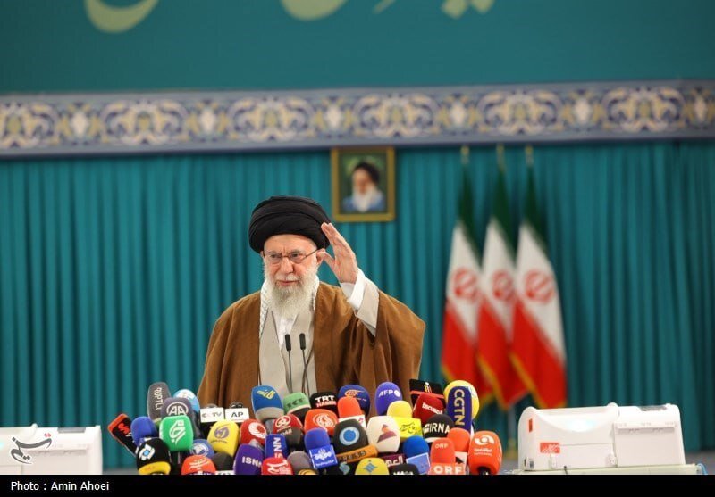 تصاویری از رهبر انقلاب پای صندوق رأی الکترونیکی حوزه انتخابیه تهران