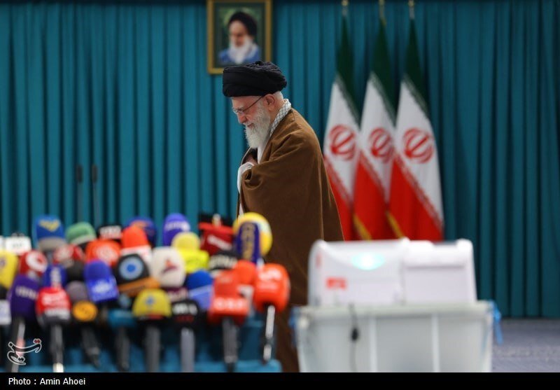 تصاویری از رهبر انقلاب پای صندوق رأی الکترونیکی حوزه انتخابیه تهران