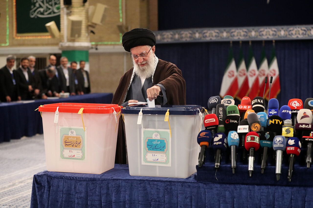 ۲ تصویر متفاوت از رأی دادن رهبر انقلاب در ۱۱ اسفند و ۲۱ اردیبهشت