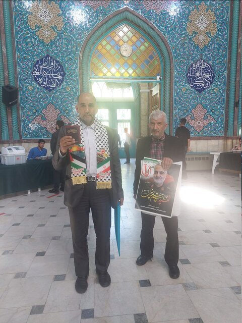 تصاویری از حضور پدر و دختری در پای صندوق رأی /عکس سردار سلیمانی در دست یک رأی دهنده /حاشیه های انتخابات دور دوم مجلس