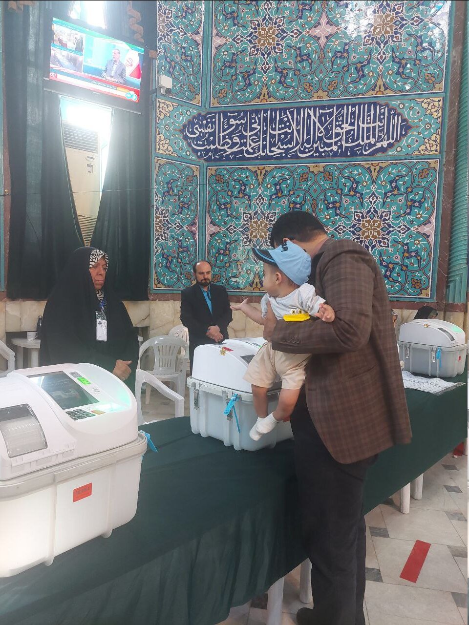 تصاویری از حضور پدر و دختری در پای صندوق رأی /عکس سردار سلیمانی در دست یک رأی دهنده /حاشیه های انتخابات دور دوم مجلس