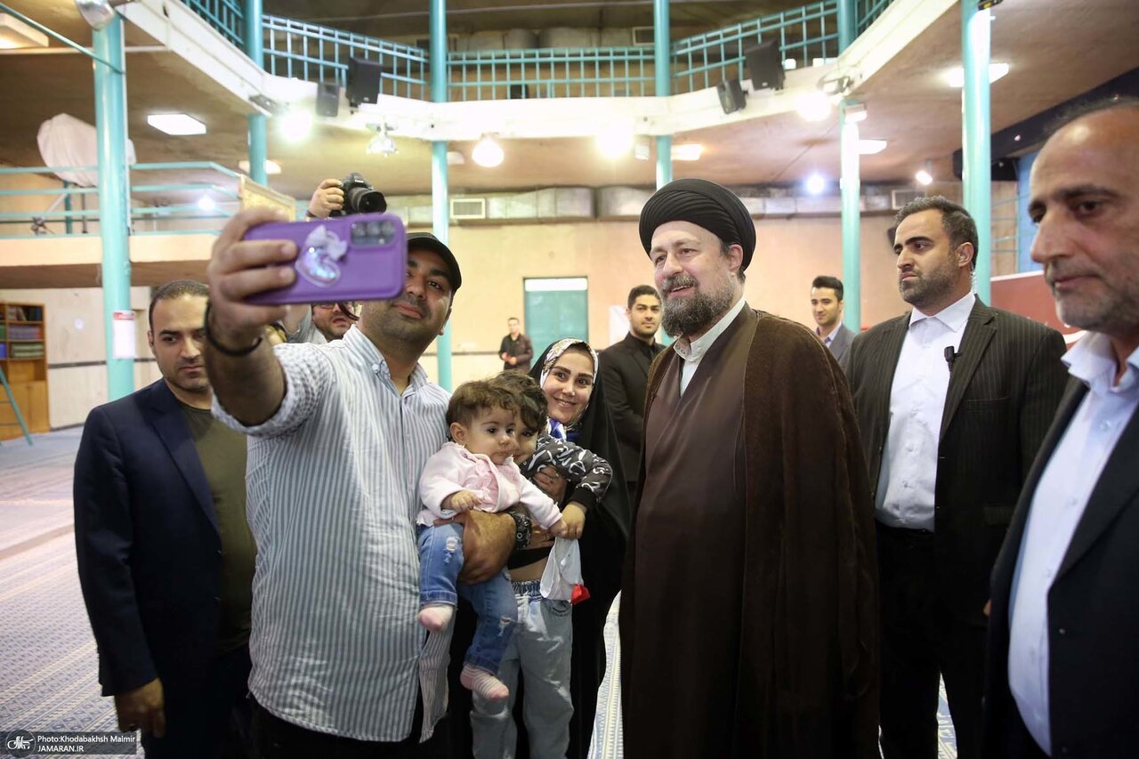 عکسی سلفی با سیدحسن خمینی پای صندوق رأی /خوش و بش نوه امام با رأی دهندگان