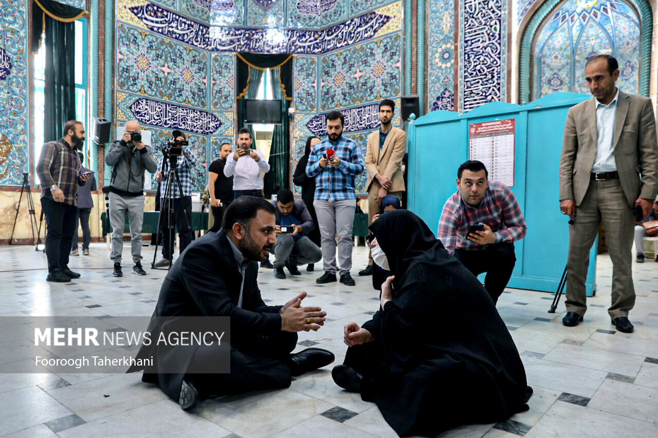 حرکت عجیب وزیر رئیسی در حسینیه ارشاد +عکس