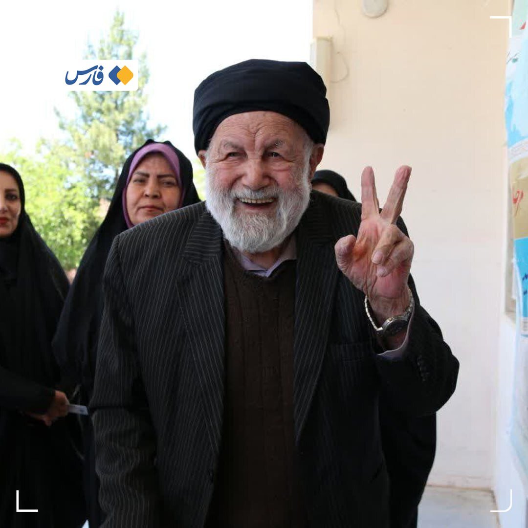 عکس دیدنی از پیرزن های دوقلو، پای صندوق رأی /پیرمرد ۱۰۳ ساله هم آمد /حاشیه های دور دوم انتخابات مجلس