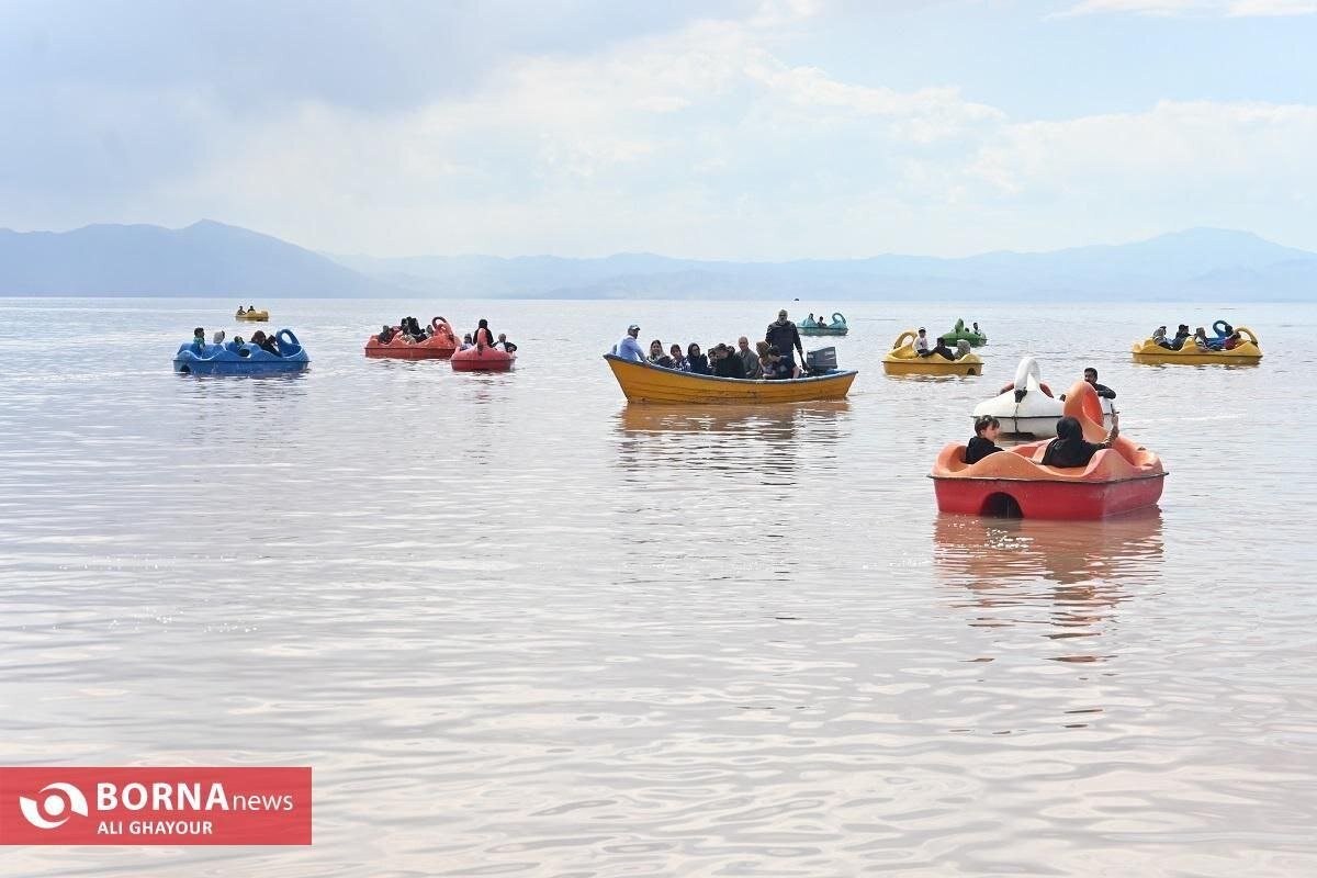 تصویر قایق سواری در دریاچه ارومیه خبرساز شد/ خوشحال شویم؟