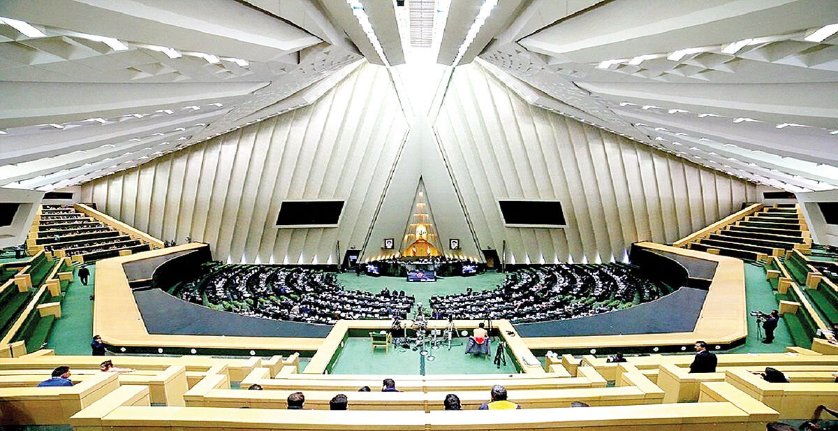 عکسی از تیپ خاص یک نماینده مجلس /تکرار حضور وزیر احمدی نژاد در پارلمان