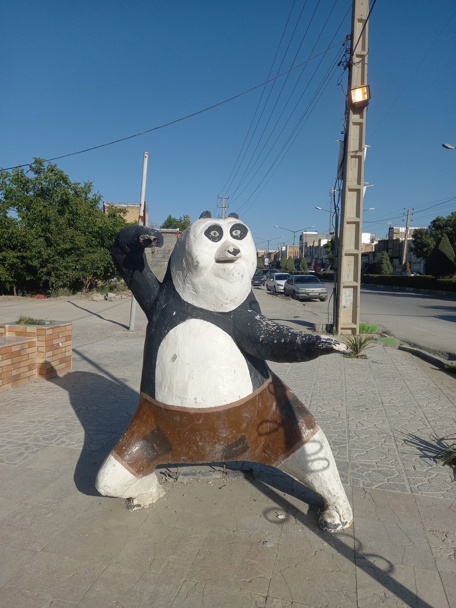 عکس | تصویر مجسمه عجیب در کرمانشاه؛ حضور پاندای کونگ‌فوکار وسط شهر!
