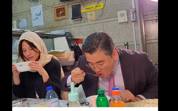 ببینید | واکنش جالب سفیر کره جنوبی و همسرش به خوردن کله‌پاچه