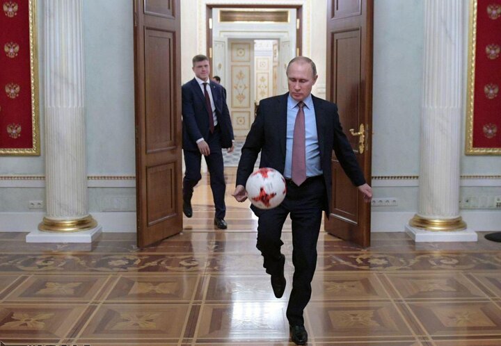 ببینید | تصاویری دیدنی از پوتین در حال بازی با توپ در کاخ کرملین