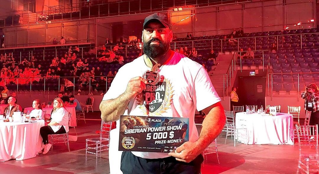 عکس| درخشش قویترین مرد ایران در روسیه؛ جایزه ویژه برای قهرمان مردان آهنین