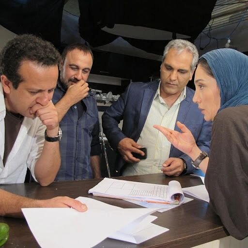 عکس | تصویری دیده نشده از مهران مدیری در کنار عطاران و هدیه تهرانی در پشت صحنه یک سریال