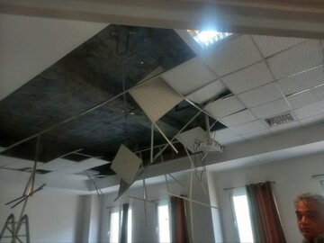 سقف کلاس این دانشگاه روی سر دانشجویان خراب شد / عکس