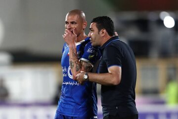 عکس| حضور همسر بازیکن استقلال در ورزشگاه آزادی عکس| حضور همسر بازیکن استقلال در ورزشگاه آزادی