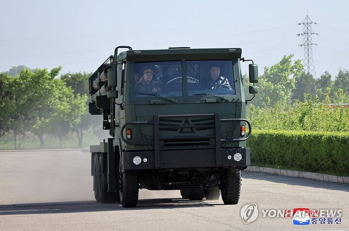 تصاویر | رهبر کرهشمالی در حال رانندگی و تیراندازی!