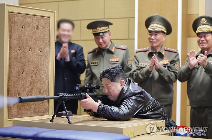 تصاویر | رهبر کره‌شمالی در حال رانندگی و تیراندازی!
