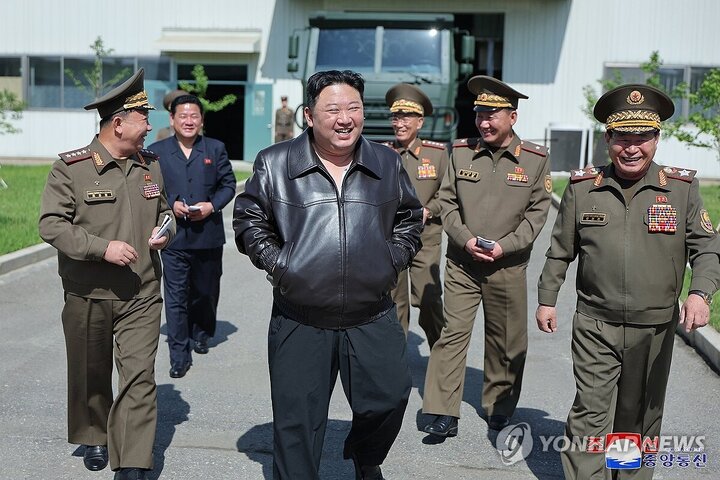 رهبر کره شمالی، راننده کامیون شد!
