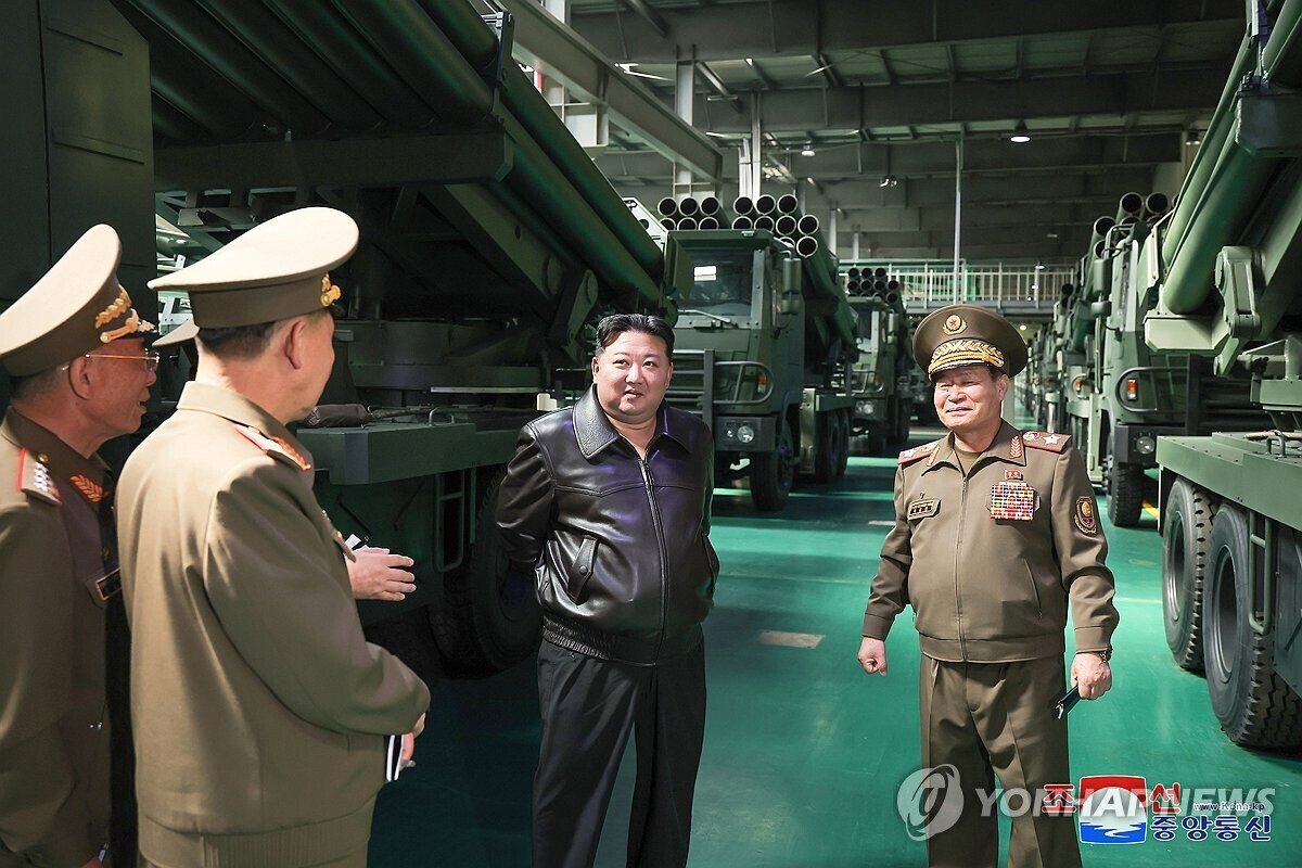 کیم جونگ اون رهبر کره شمالی ضمن بازدید از نمایشگاه صنایع نظامی، جدیدترین...