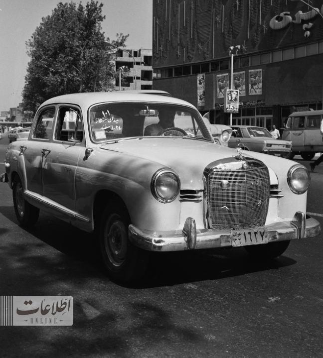 تهران قدیم | مسافرکشی یک تاکسی در میدان انقلاب ۶۰ سال قبل / عکس
