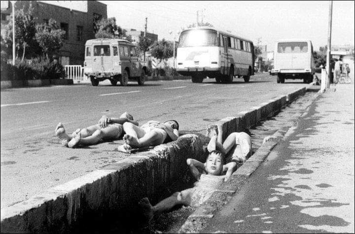 تهران قدیم | آب تنی در جوب، آفتاب گرفتن در خیابان؛ ۶۰ سال قبل یخ در تهران کمیاب شد / عکس