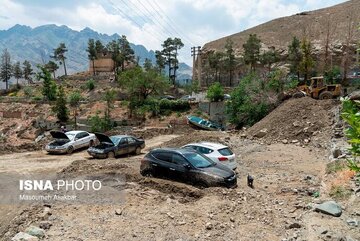 سیلاب در این شهر 4 خودرو را با خود برد؛ عملیات جست‌وجو ادامه دارد