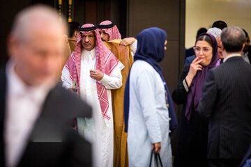 عکس | نگاه خیره و جالب کارشناسان عربی به گفتگوی دو مقام دیپلماتیک ایرانی