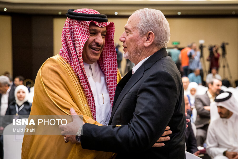 عکسی از مشاور رهبری در آغوش سفیر عربستان 