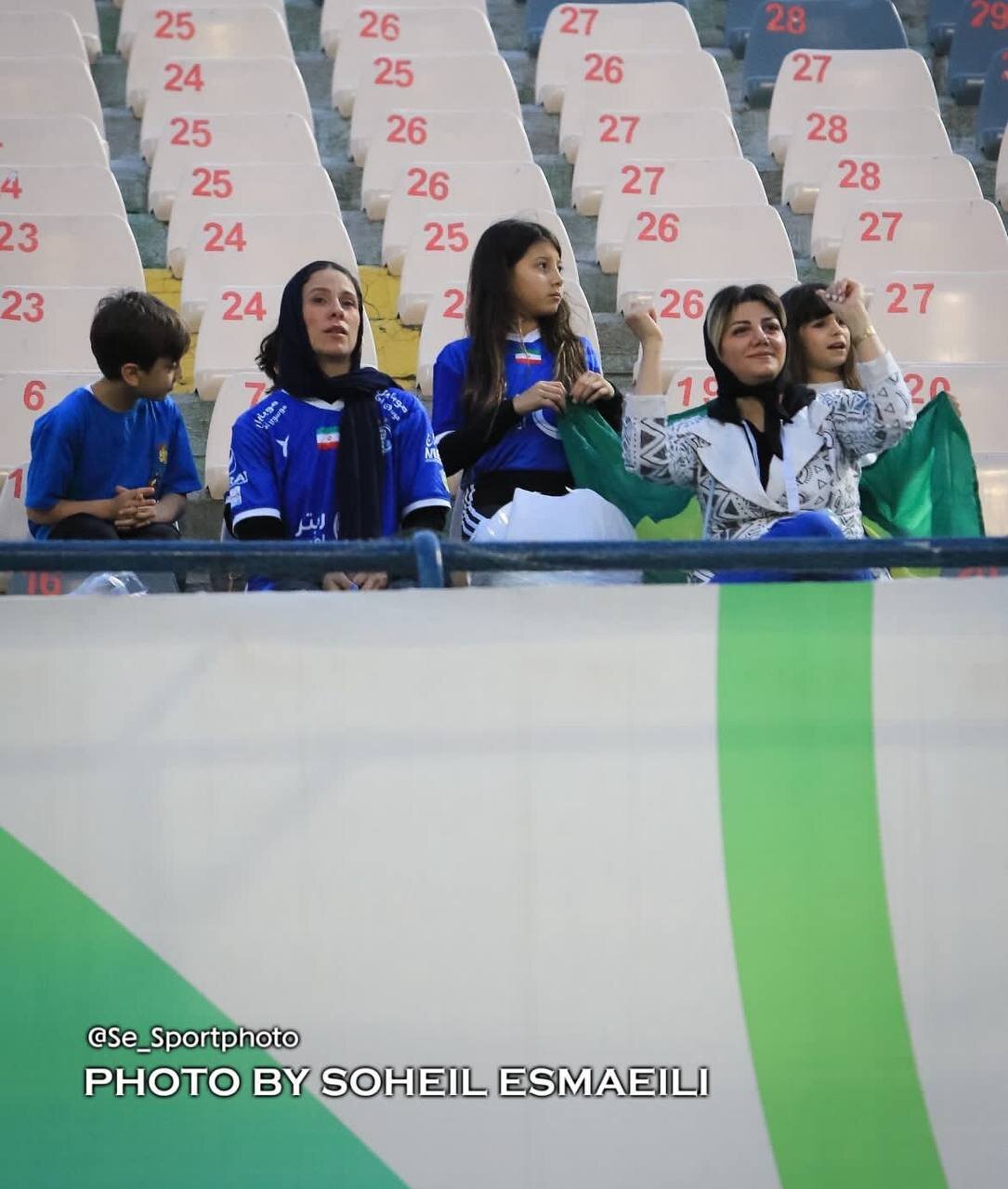 عکس‌| همسر و فرزندان ستاره استقلال در ورزشگاه آزادی
