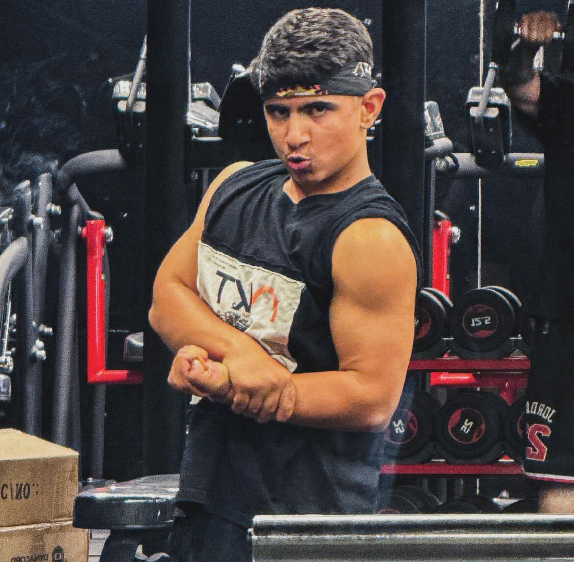 عکس| فیگور خاص پسر هادی چوپان؛ پسر کو ندارد نشان از پدر!