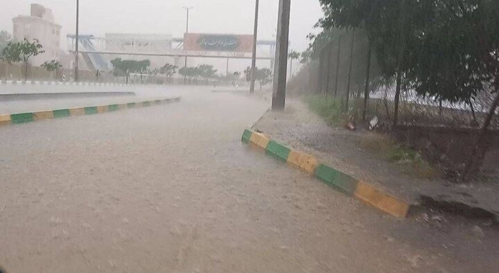 ببینید | وضعیت‌ عجیب در خیابان‌های مشهد؛ شناور بودن خودروها در آب