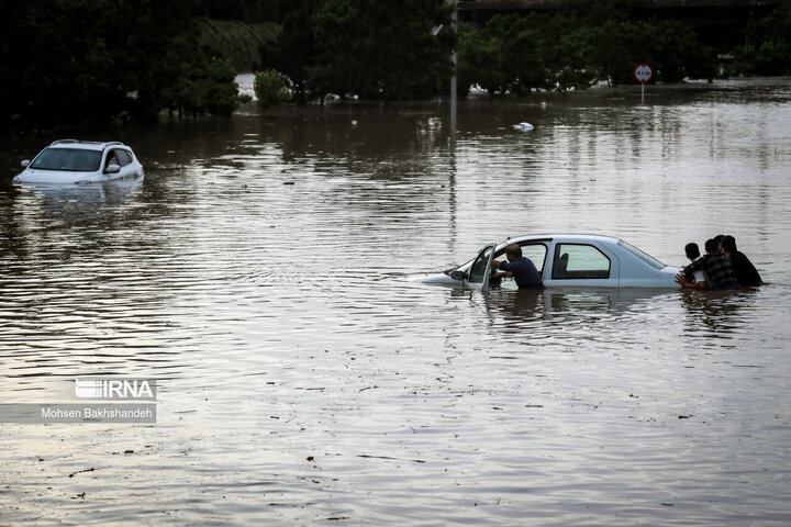 ببینید | تصاویری از سیل وحشتناک در مشهد؛ غرق شدن ماشین‌ها در آب!