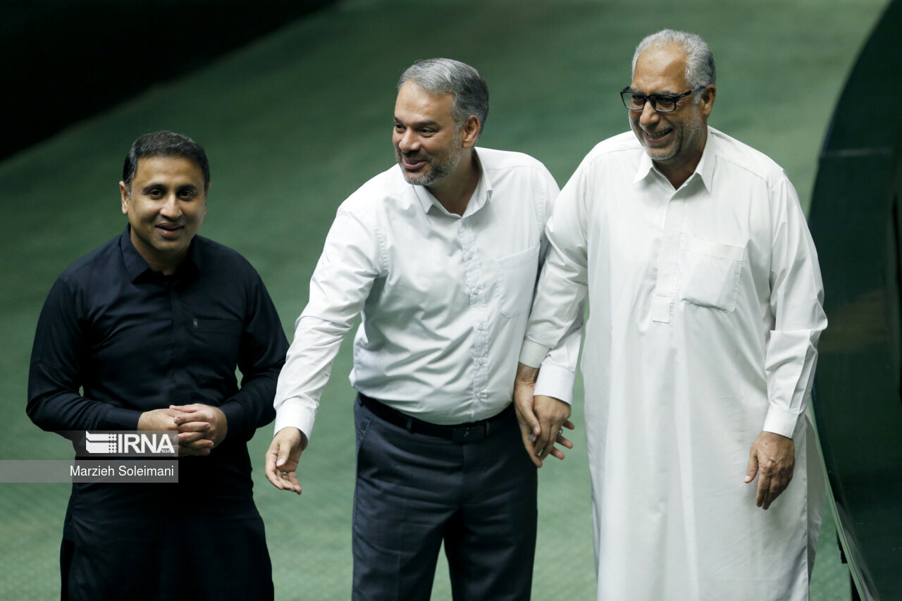 تصاویری از پوشش متفاوت 4 نماینده در صحن علنی مجلس