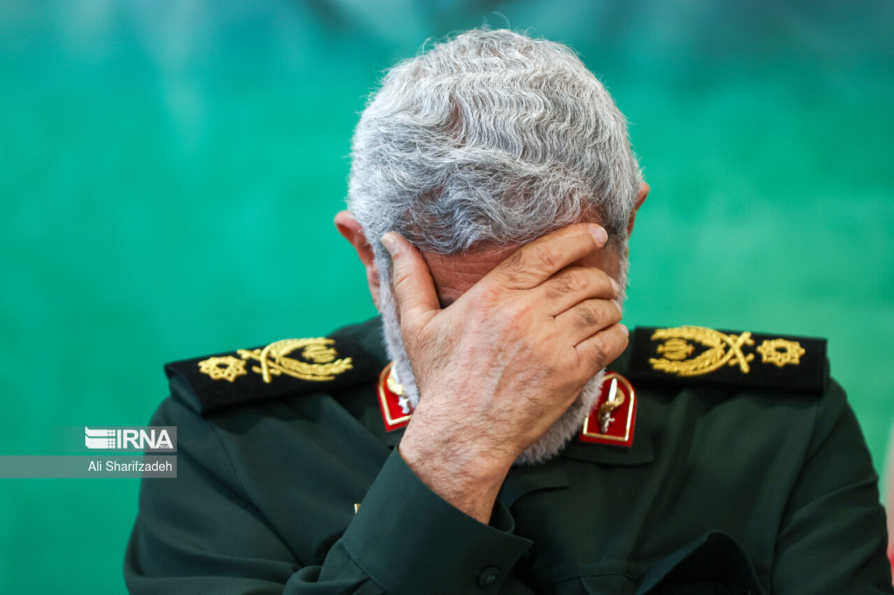 عکسی از چهره غمگین سردار قاآنی در سوگ یک رفیق