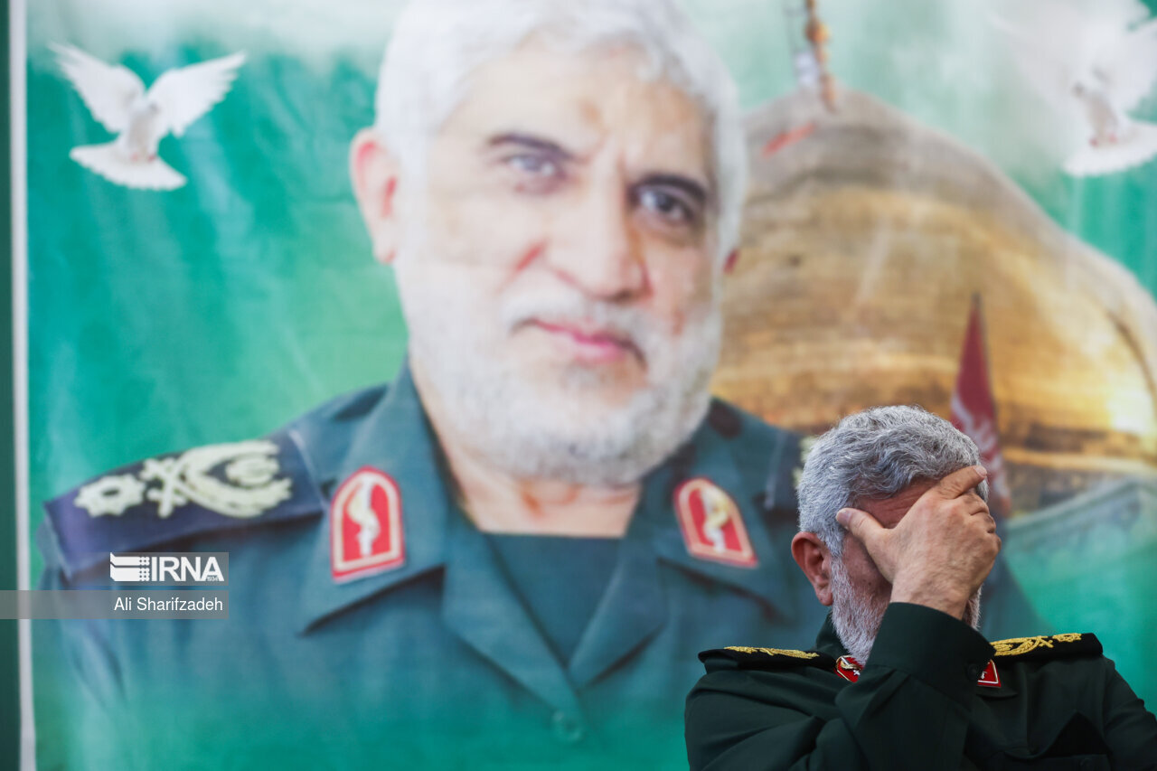 عکسی از چهره غمگین سردار قاآنی در سوگ یک رفیق