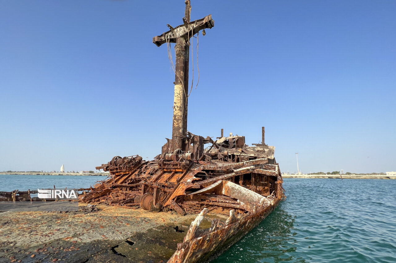 سقوط کشتی یونانی در جزیره کیش/عکس