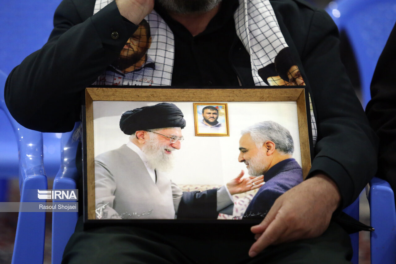 عکس خاص از رابطه صمیمی رهبر انقلاب و سردار سلیمانی