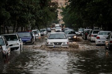 شروع بارش‌های سیل‌آسا و تگرگ در مشهد / آغاز مجدد سیل / خودروها مجددا در سیلاب گرفتار شدند